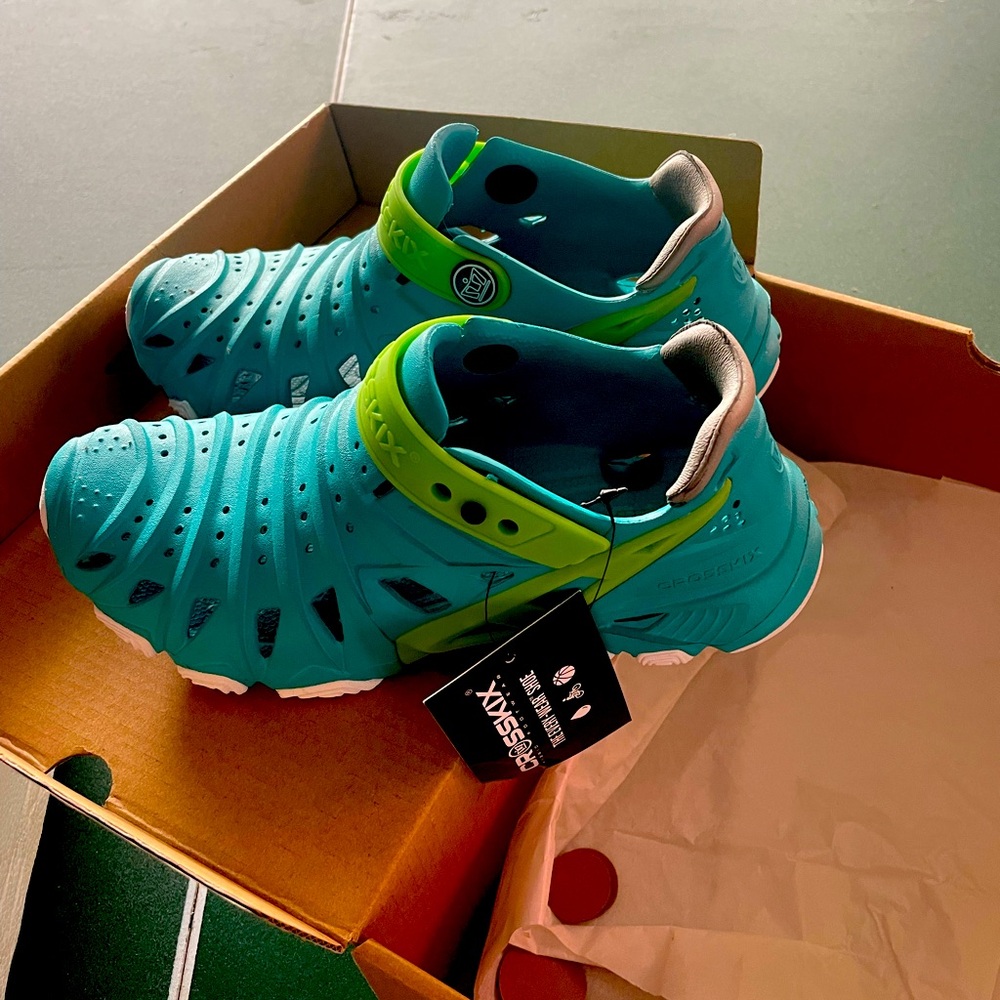 Crosskix shoes - torquoise size 3 -NWT still in original box